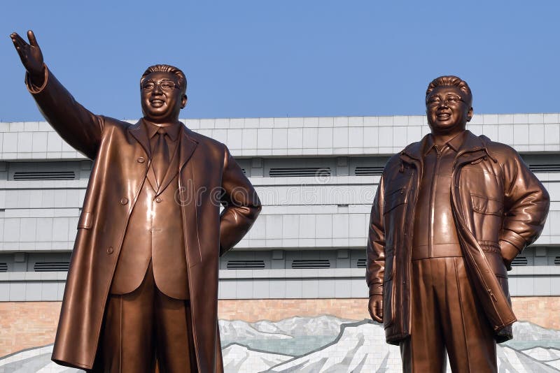 Korea norr pyongyang Brons statyn av Kim Il Sung och Kim Jong Il p? den Mansu kullen royaltyfri fotografi