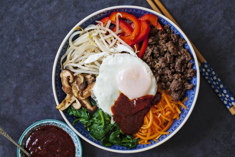 Koreaanse bibimbap stock afbeeldingen