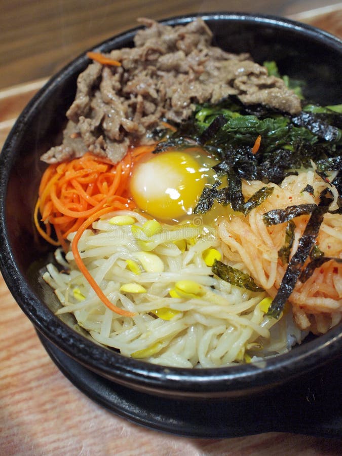 Koreaanse steenpotrijst - bibimbap royalty-vrije stock afbeelding