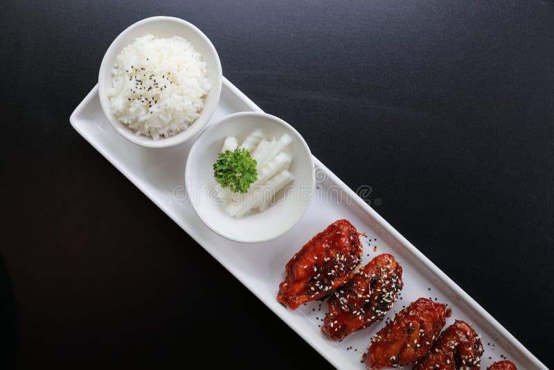 Koreaanse gebraden kip met rijst stock fotografie