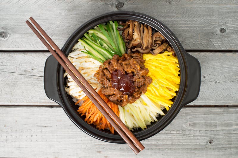 Koreaanse keuken, Bibimbap met rundvlees stock foto's