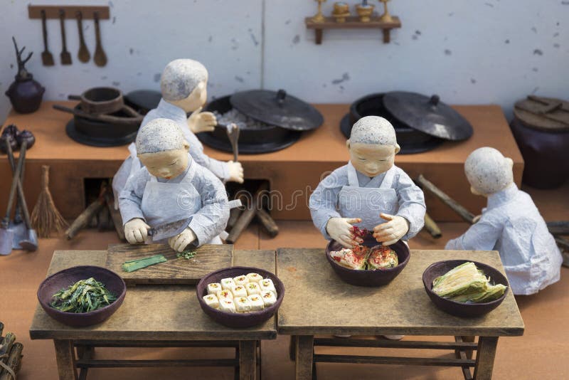 Koreaanse monnikscijfers die traditioneel voedsel voorbereiden stock foto Koreaanse monnikscijfers die traditioneel voedsel voorbereiden stock foto