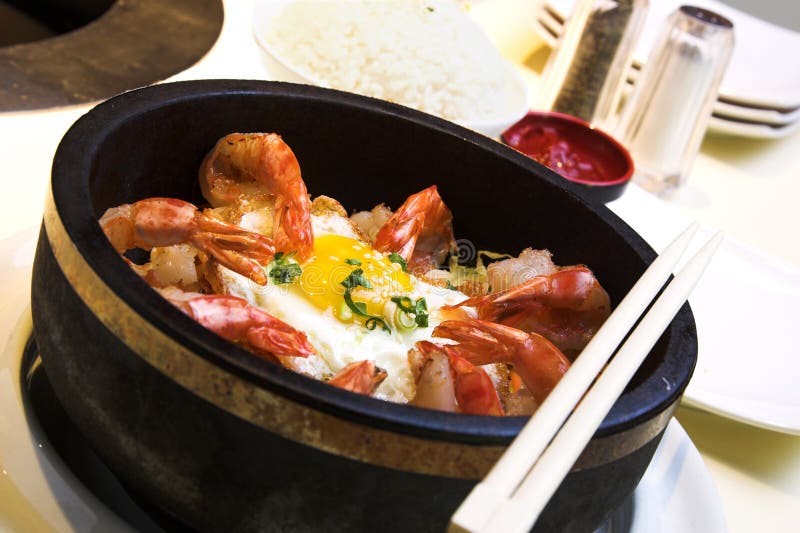 Tradizionale coreano delicatezza fatta con verdure e gamberi, serviti con uovo fritto e guarnito con semi di sesamo e tritate le cipolle verdi.