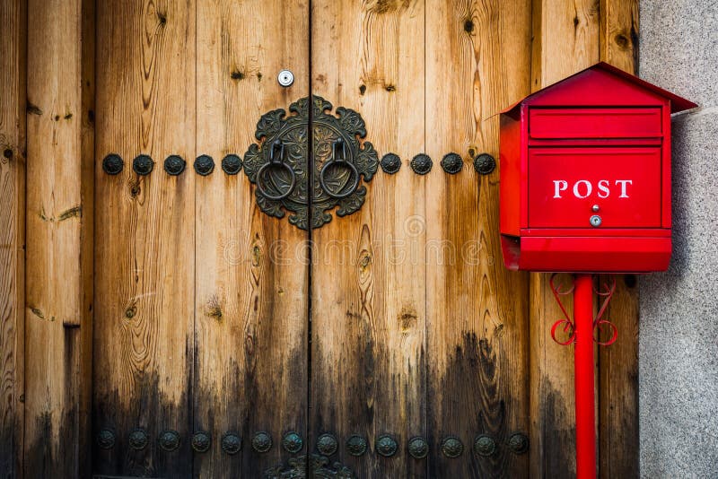 Koreanische Art der Holztür an Dorf Bukchon Hanok in Seoul, Sout stockfoto Koreanische Art der Holztür an Dorf Bukchon Hanok in Seoul, Sout stockfoto