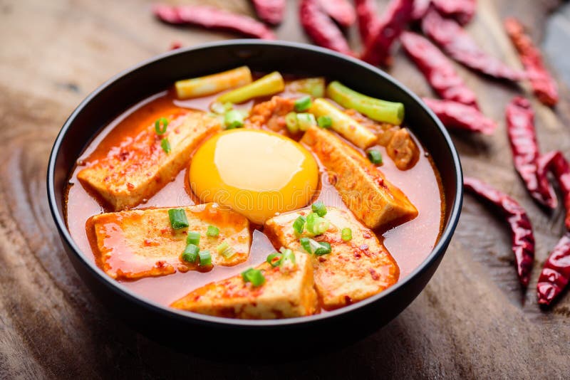 Koreanische Nahrung-kimchi Suppe Mit Tofu Und Ei Stockfoto - Bild von ...