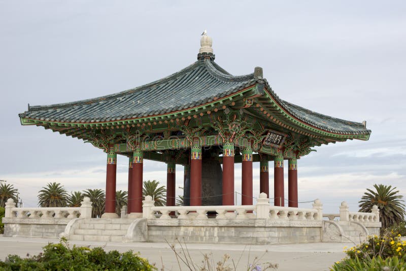 Koreanischer Tempel mit Glocke