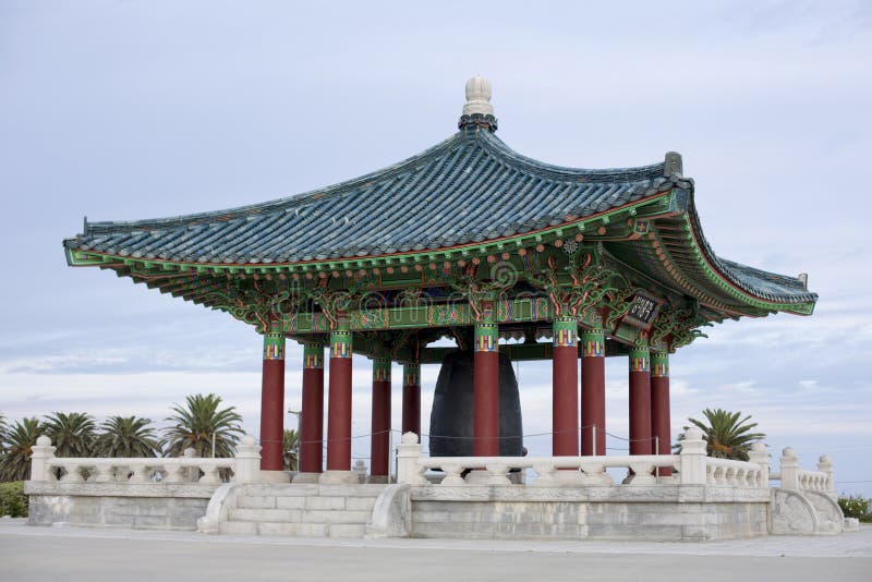  Koreanischer Tempel mit Glocke stockbild