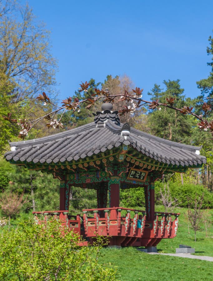 Koreanischer Traditioneller Garten Und Pagode In Einem