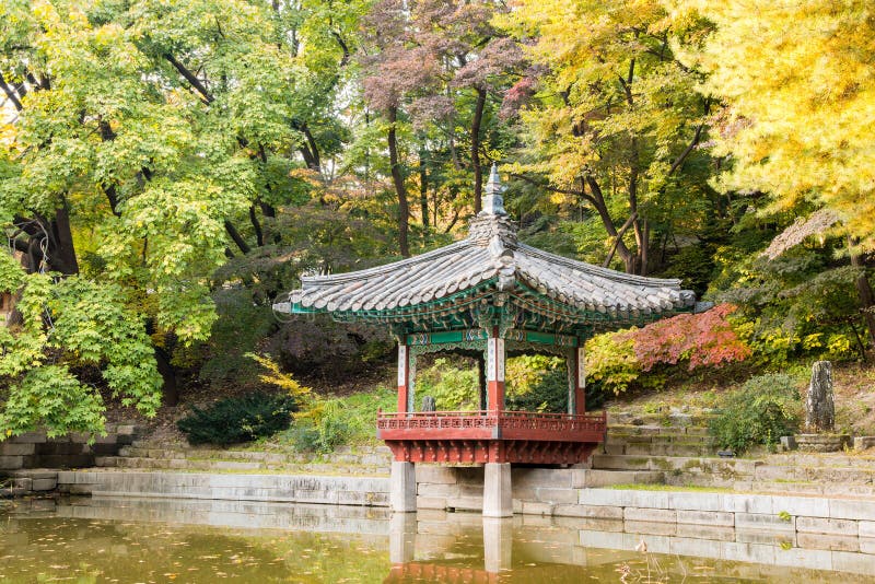  Koreanischer traditioneller Pavillon im Garten stockfotos