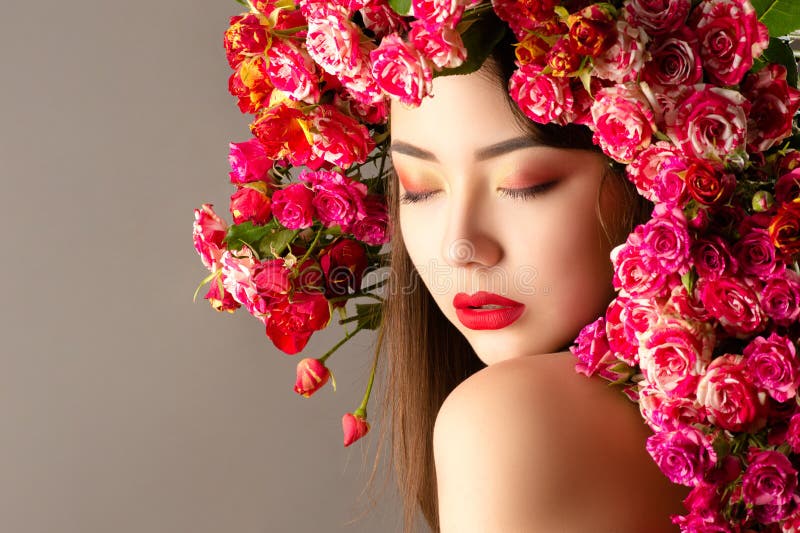 Koreansk kvinna med ljus makeup och rosor på huvudcloseupen arkivfoto Koreansk kvinna med ljus makeup och rosor på huvudcloseupen arkivfoto