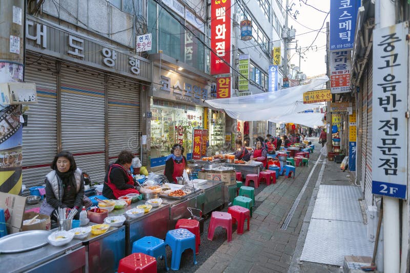 Koreansk traditionell gatamat, Chungmu Gimbap som försäljer i liten gränd på den Gukje marknaden i Busan, Sydkorea royaltyfri foto Koreansk traditionell gatamat, Chungmu Gimbap som försäljer i liten gränd på den Gukje marknaden i Busan, Sydkorea royaltyfri foto