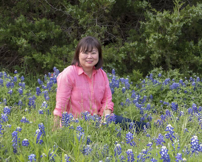 Korea?ska kobieta w bluebonnets w Ennis, Teksas obrazy stock Korea?ska kobieta w bluebonnets w Ennis, Teksas obrazy stock