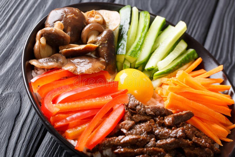 Koreański karmowy Bibimbap z smażącą wołowiną, surowy jajko, warzywa, shiit obrazy stock Koreański karmowy Bibimbap z smażącą wołowiną, surowy jajko, warzywa, shiit obrazy stock
