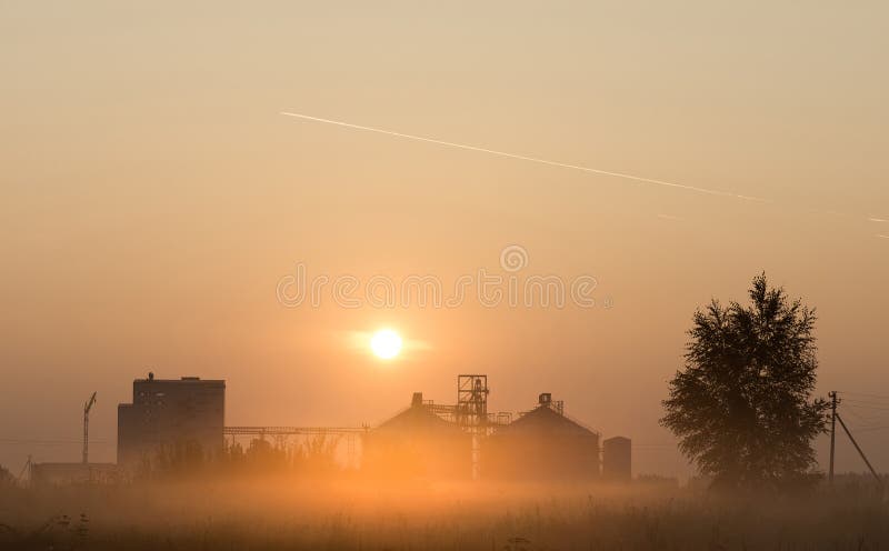 Korenmolen bij zonsopgang royalty-vrije stock foto Korenmolen bij zonsopgang royalty-vrije stock foto