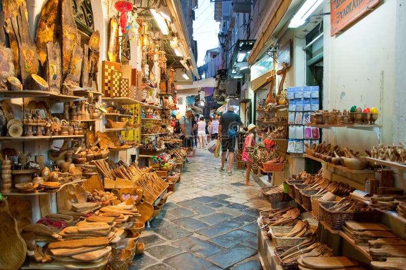 24 Korfu-AUGUSTUS: De toeristen gaan winkelend in lokale herinneringenwinkels op 24,2014 Augustus op het eiland van Korfu, Grieke