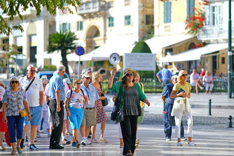 KORFU, GRIECHENLAND, 18 2018, Touristen nehmen einen Ausflug der Stadt, die von einem Führer begleitet wird