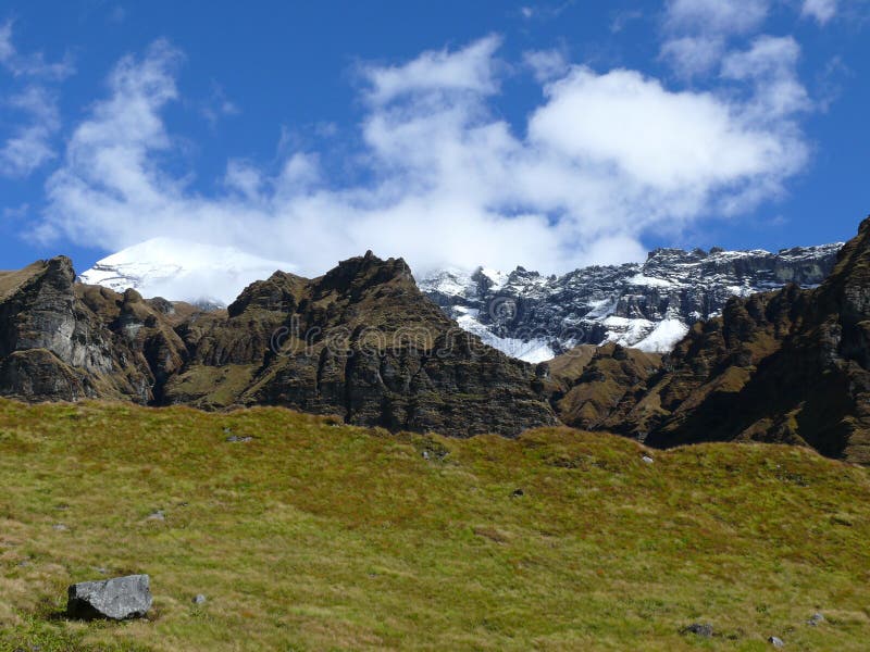 Korkade berg för snö från den Annapurna basläger arkivfoto Korkade berg för snö från den Annapurna basläger arkivfoto