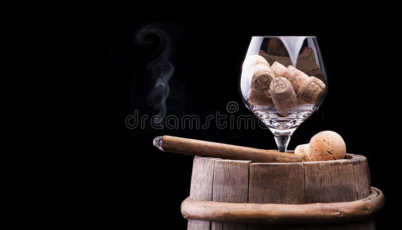 Korken im Kognak-Glas und der Zigarre auf Schwarzem lizenzfreies stockfoto Korken im Kognak-Glas und der Zigarre auf Schwarzem lizenzfreies stockfoto