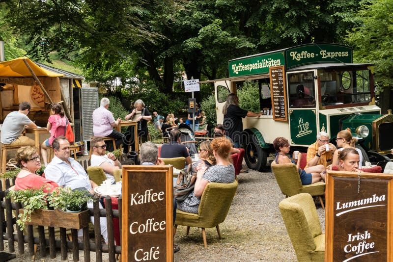 KORNELIMUENSTER, NIEMCY, 18th Czerwiec, 2017 - ludzie w ulicznym caffee na historycznym jarmarku Kornelimuenster na pogodnym ciepłym dniu Jarmark trzyma dorocznie w historycznym starym miasteczku Kornelimuenster blisko Aachen dla cztery dni Ja przyciąga ogromną liczbę ludzie Kredyt: Matthias Naumann/Alamy Żyje wiadomość