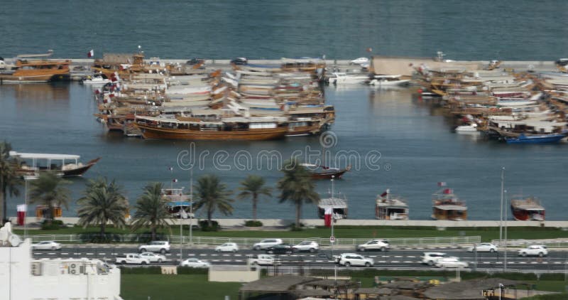 Korniche Street med i Dhow-hamnen i Doha Qatar