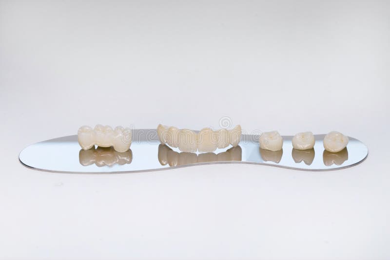 Korona zęba cyrkonowego. izolować w tle. estetyczne przywrócenie utraty zębów. ceramiczny cyrkon w wersji końcowej