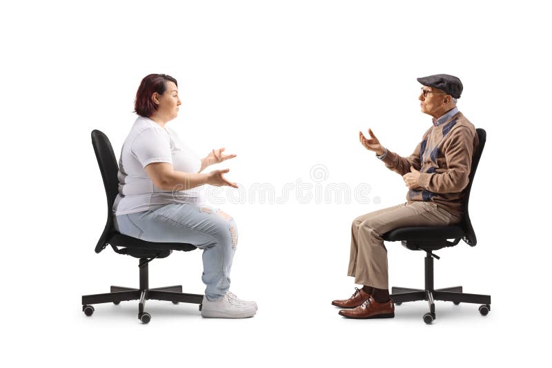 Korpulente Frau sitzt in einem Bürostuhl und spricht mit einem älteren Mann stockfotos