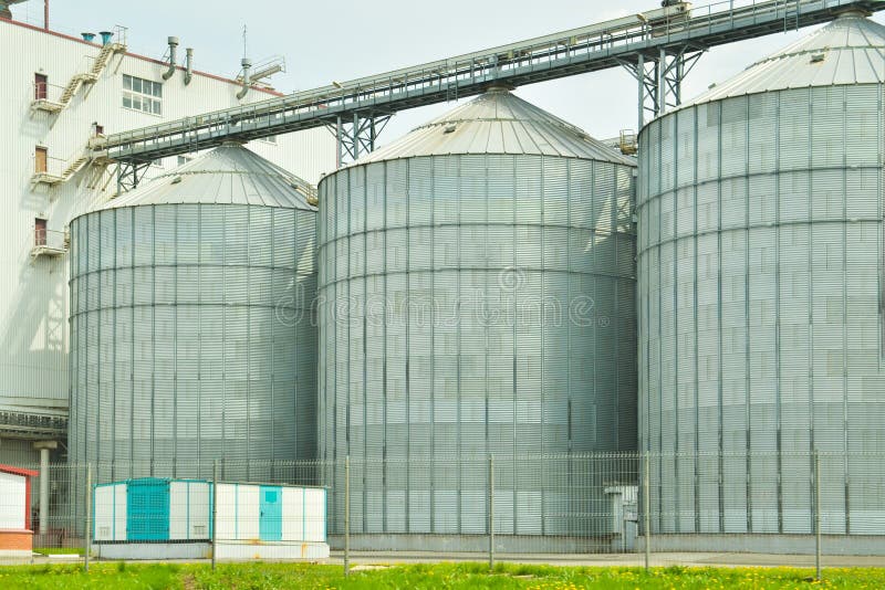 Korrellift Concept het schoonmaken, het drogen, opslag en vervoer van landbouwkorrel royalty-vrije stock fotografie Korrellift Concept het schoonmaken, het drogen, opslag en vervoer van landbouwkorrel royalty-vrije stock fotografie