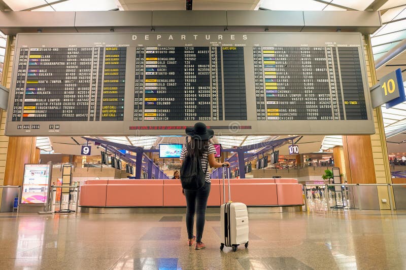Korridor för avvikelse för Singapore Changi flygplatsterminal 2 arkivbild Korridor för avvikelse för Singapore Changi flygplatsterminal 2 arkivbild