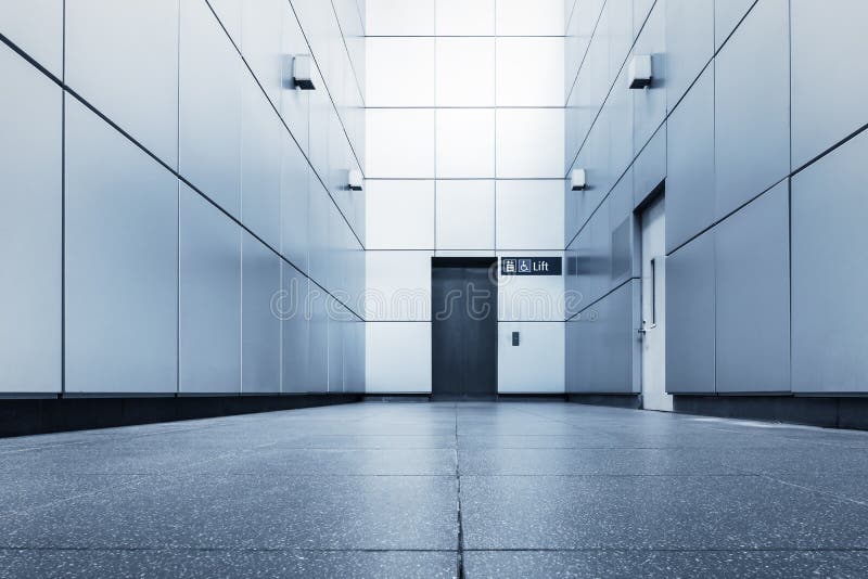 Korridor Tür des modernen Aufzugs im Bürogebäude Architektur zeitgenössisches und Interieur Aluminium Composite Panel Dekoration lizenzfreies stockfoto