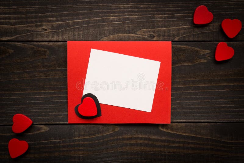 Kort för dag för valentin` s på träbakgrunden Gåvaask, röd hea royaltyfri fotografi Kort för dag för valentin` s på träbakgrunden Gåvaask, röd hea royaltyfri fotografi