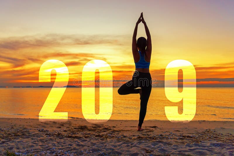 Kort 2019 för lyckligt nytt år för yoga Anseende för yoga för konturkvinna övande som delen av numret 2019 royaltyfri bild Kort 2019 för lyckligt nytt år för yoga Anseende för yoga för konturkvinna övande som delen av numret 2019 royaltyfri bild