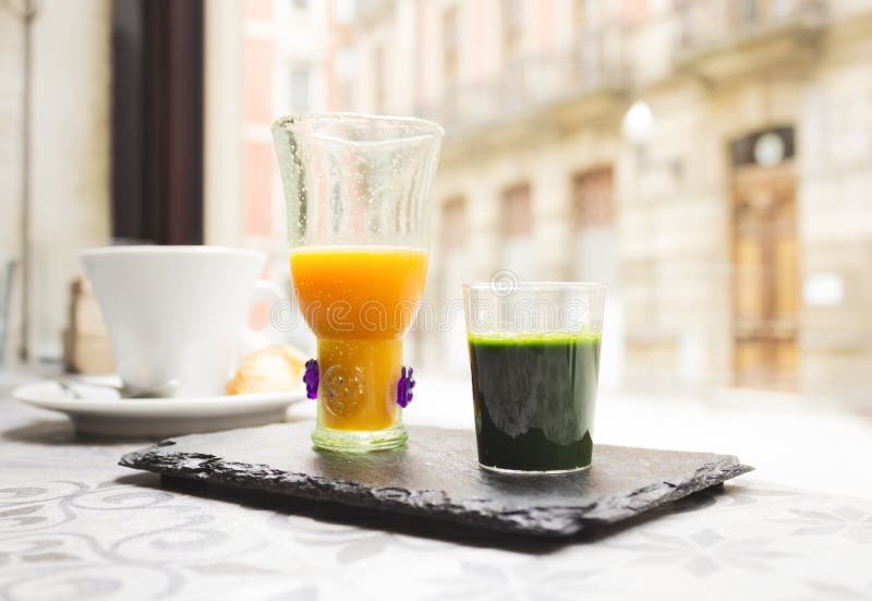 Kort och orange fruktsaft för vetegräs royaltyfria bilder Kort och orange fruktsaft för vetegräs royaltyfria bilder