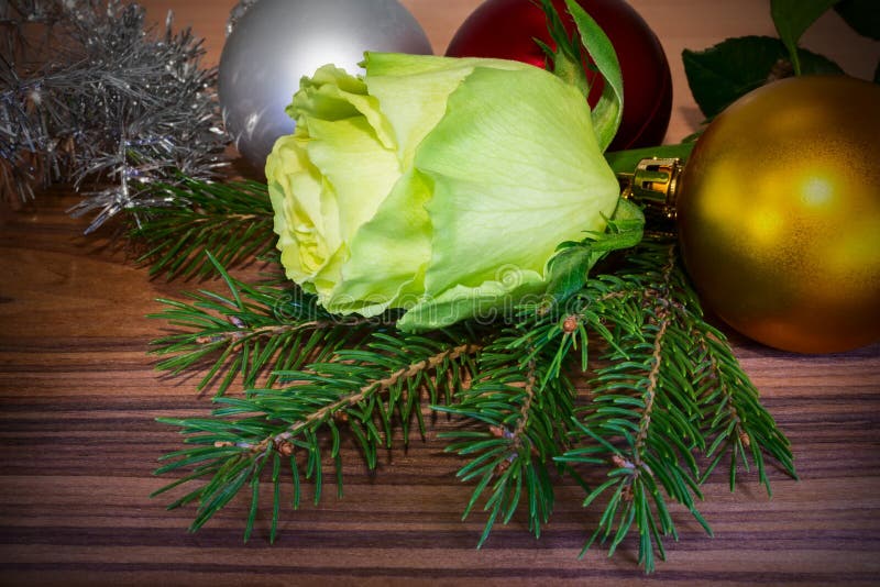 Kortdesignen för det nya året med steg, gran-trädet och julbollar. arkivfoton Kortdesignen för det nya året med steg, gran-trädet och julbollar. arkivfoton