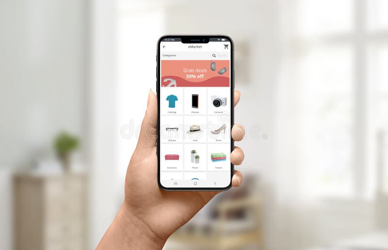 Kortingsadvertentie op opslagapp concept Smartphone van de vrouwenholding en online het winkelen stock afbeeldingen Kortingsadvertentie op opslagapp concept Smartphone van de vrouwenholding en online het winkelen stock afbeeldingen