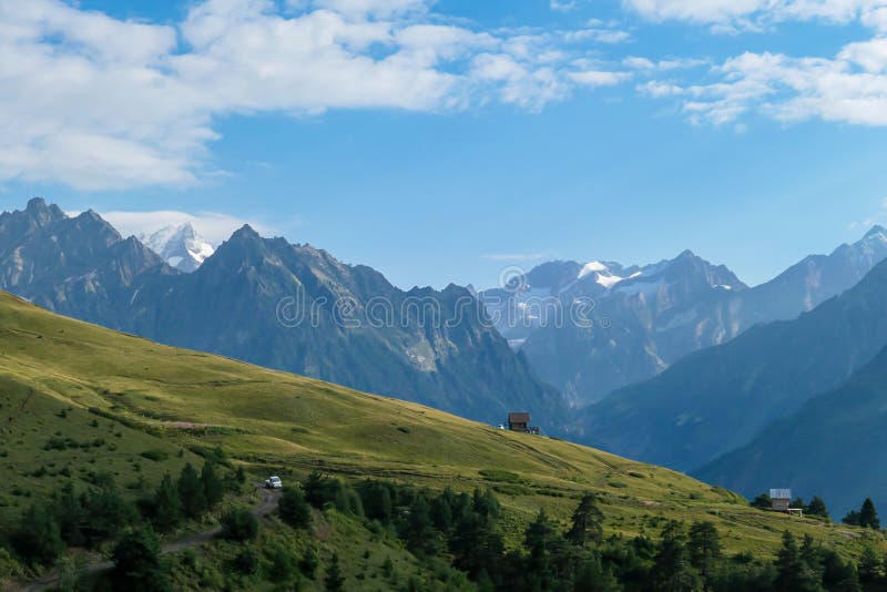 Koruldi Lake trek hut находится в отдаленном месте с панорамным видом на горный хребет Сванети. стоковые фотографии rf