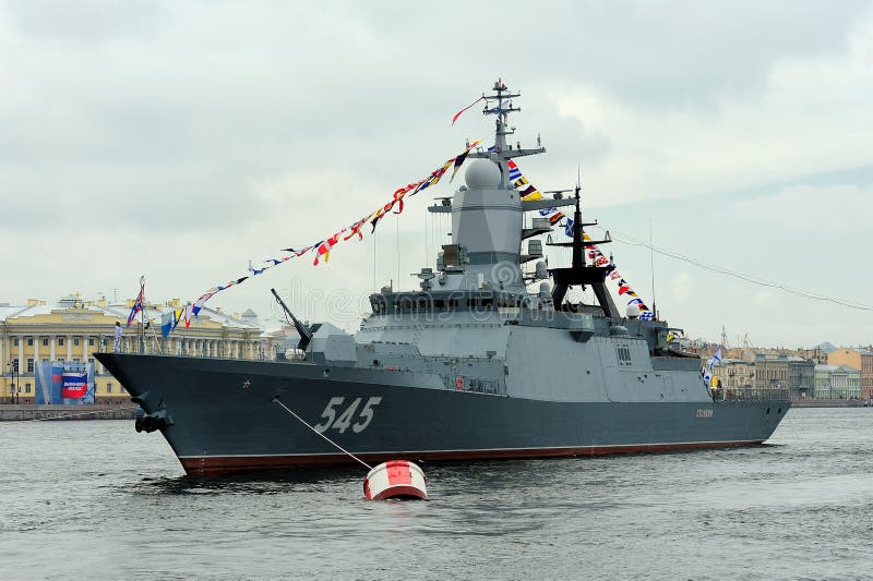 Korvette Stoykiy während einer Marine- Parade für Marine-Tag-celebratio lizenzfreie stockfotos Korvette Stoykiy während einer Marine- Parade für Marine-Tag-celebratio lizenzfreie stockfotos