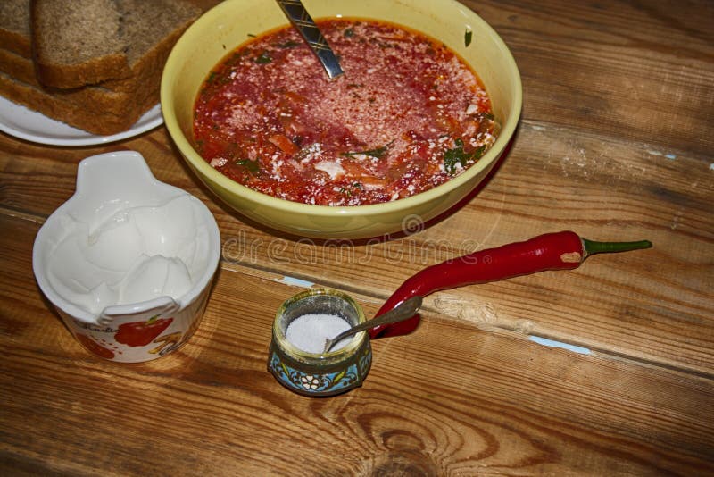 Korzenna pomidorowa polewka z chili pieprzem na drewnianym stołowym tle fotografia stock Korzenna pomidorowa polewka z chili pieprzem na drewnianym stołowym tle fotografia stock
