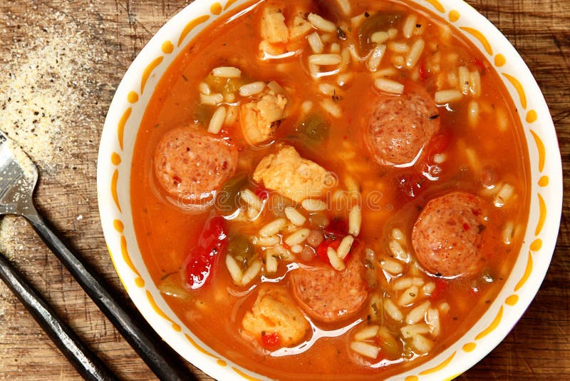 Korzenny Cajun kurczak i kiełbasy Ryżowy Gumbo na stole obrazy royalty free Korzenny Cajun kurczak i kiełbasy Ryżowy Gumbo na stole obrazy royalty free