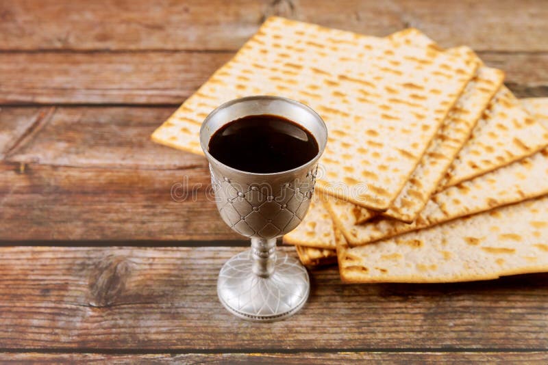 Kosher Kidush in tazza d'argento concetto di festività ebraica fotografie stock libere da diritti Kosher Kidush in tazza d'argento concetto di festività ebraica fotografie stock libere da diritti