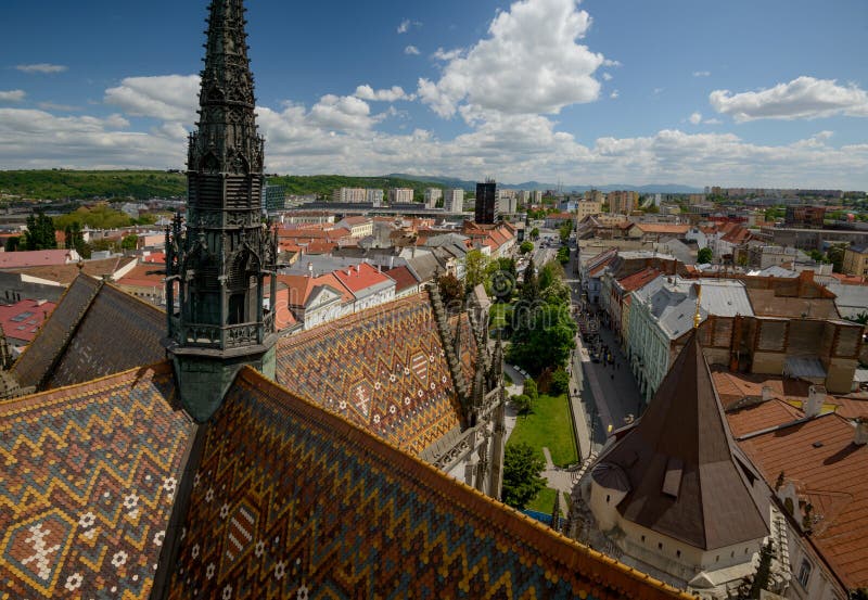 Pohľad zhora na košickú katedrálu a panorámu mesta