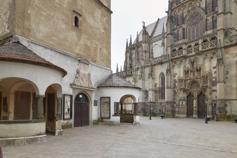 Kosice, Eslováquia - 17 de abril de 2018: Catedral do ` s do St Elizabeth em Kosice fotografia de stock Kosice, Eslováquia - 17 de abril de 2018: Catedral do ` s do St Elizabeth em Kosice fotografia de stock