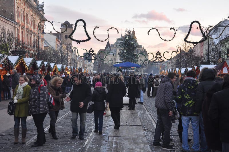 Wintermärkte in Košice stockfotos