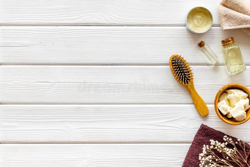 Kosmetik für Haarpflege mit Buxacee, Argan oder Kokosnussöl in der Flasche auf weißem hölzernem Draufsichtmodell des Hintergrunde lizenzfreie stockfotos Kosmetik für Haarpflege mit Buxacee, Argan oder Kokosnussöl in der Flasche auf weißem hölzernem Draufsichtmodell des Hintergrunde lizenzfreie stockfotos