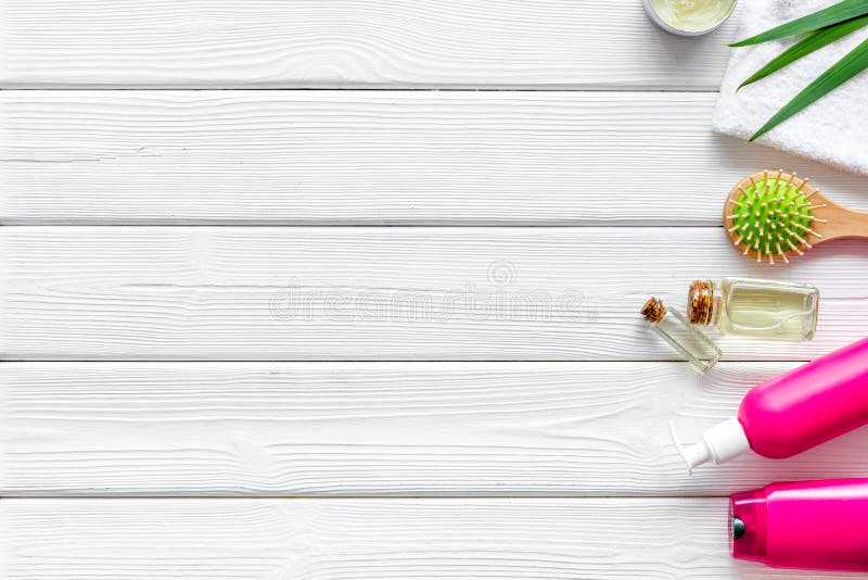 Kosmetik für Haarpflege mit Buxacee, Argan oder Kokosnussöl in der Flasche auf weißem hölzernem Draufsichtmodell des Hintergrunde lizenzfreie stockbilder Kosmetik für Haarpflege mit Buxacee, Argan oder Kokosnussöl in der Flasche auf weißem hölzernem Draufsichtmodell des Hintergrunde lizenzfreie stockbilder