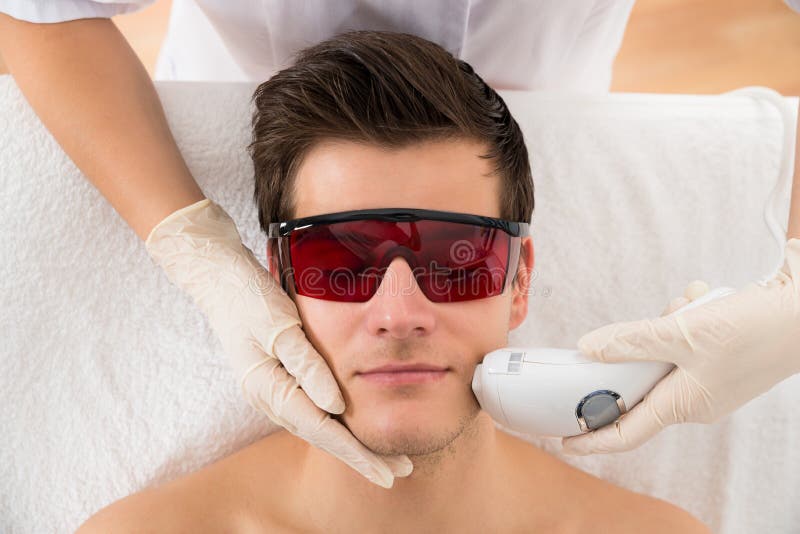 Kosmetiker-Giving Laser Epilations-Behandlung, zum des Gesichtes zu bemannen