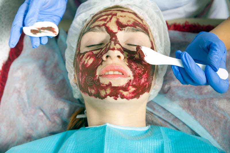Kosmetiker macht eine therapeutische Badekurortmaske stockbild Kosmetiker macht eine therapeutische Badekurortmaske stockbild