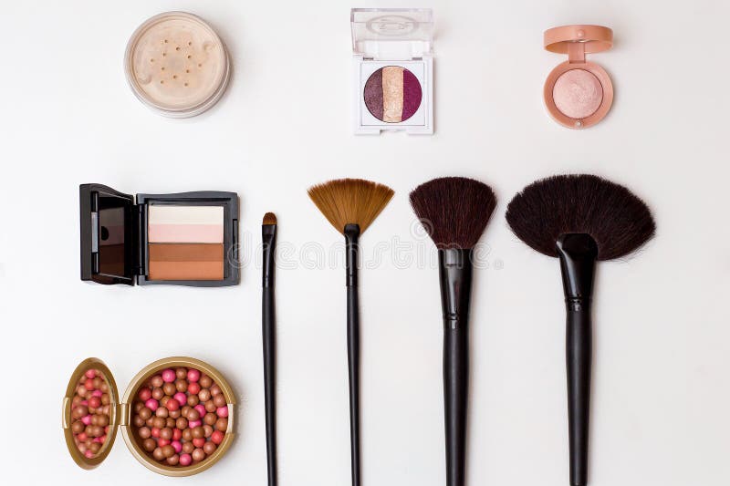 Kosmetikmake-up bürstet Lidschatten Grundlagenpulver auf Draufsicht des weißen Hintergrundes lizenzfreie stockfotos Kosmetikmake-up bürstet Lidschatten Grundlagenpulver auf Draufsicht des weißen Hintergrundes lizenzfreie stockfotos