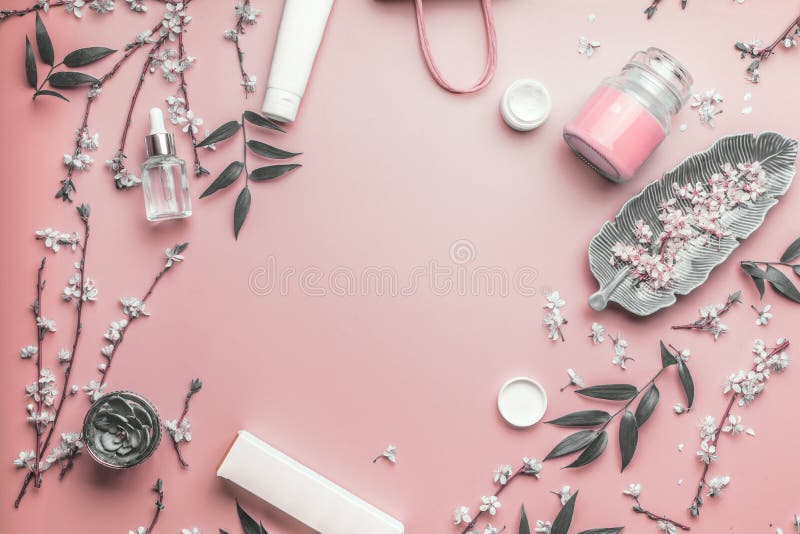 Kosmetisch concept De gezichtsproducten van de huidzorg en document het winkelen zak op pastelkleur roze achtergrond met kersenbl