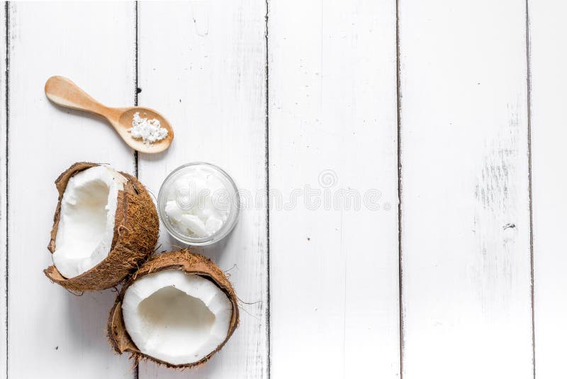 Kosmetisch concept met verse kokosnoten op witte lijst hoogste mening als achtergrond stock foto's Kosmetisch concept met verse kokosnoten op witte lijst hoogste mening als achtergrond stock foto's