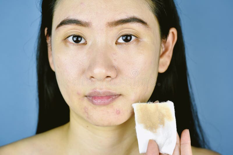 Kosmetisch make-upvlekkenmiddel, Aziatisch vrouwen schoonmakend gezicht met katoenen stootkussen